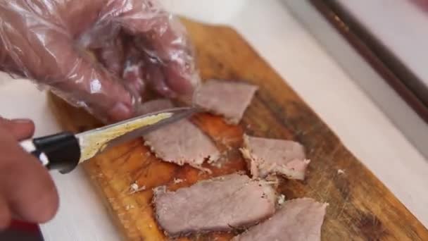 切牛肉 把它放在一个白碗里 做意大利面 街头食品 — 图库视频影像