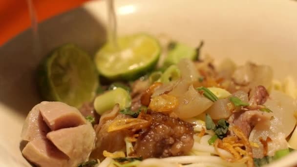 Çorbayı Tipik Bnadung Çırpılmış Eriştesinin Olduğu Kaseye Dök — Stok video