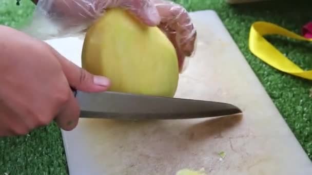 Dzielenie Mango Przy Użyciu Noża Bliska Street Food — Wideo stockowe