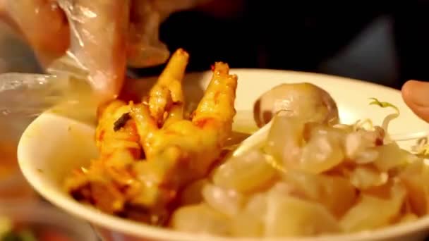 満ちることは美味しい典型的なバンドンシェーク麺です — ストック動画