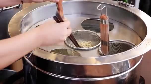 Proceso Cocción Fideos Goma Una Sartén Hirviendo Street Food — Vídeos de Stock