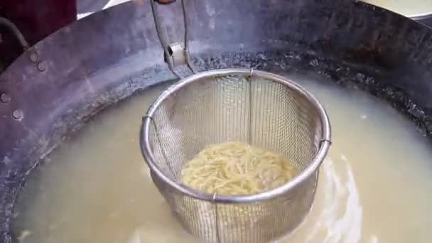 Process Cooking Noodles Large Frying Pan Using Noodle Maker Street — Stock Video