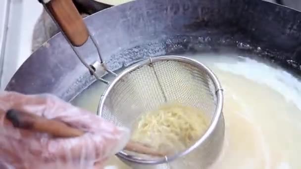 用面条滤清器煮面条 用筷子和街头食物搅拌 — 图库视频影像
