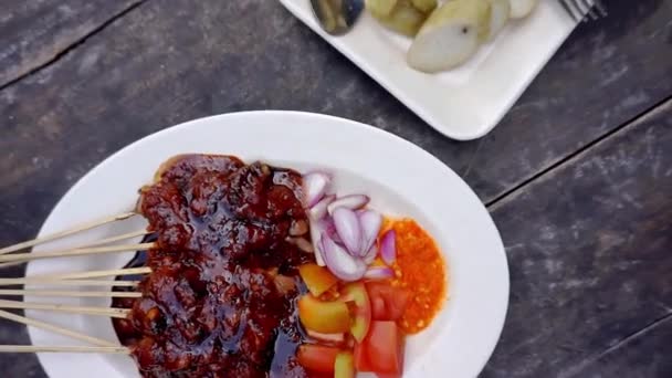 Pollo Satay Lontong Juntos Chapado Alimentos Mesa Madera Comida Calle — Vídeos de Stock