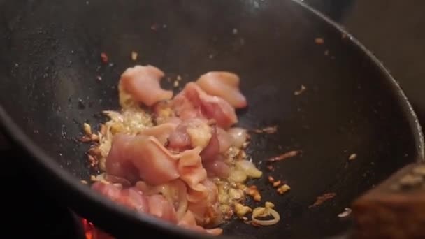 Tavuk Eti Tuzlu Makineli Tavuk Tongsengi Yapmak Için Pişiriliyor — Stok video