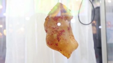 Asılı inek çakıl taşları ve çeşitli Padang yemekleri ya da nasi kapau, sokak yemekleri.