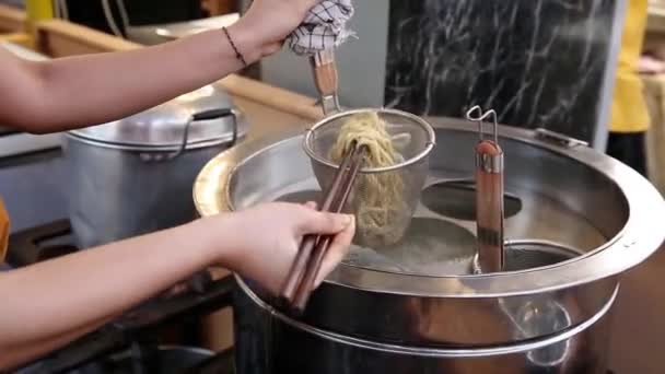 Μαγειρεύοντας Λαστιχένια Νουντλς Σουρωτήρι Και Βάζοντας Ένα Μπολ Από Ανοξείδωτο — Αρχείο Βίντεο