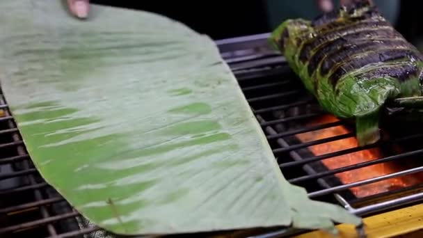 Grilované Nudle Vyhřívané Banánové Listy Pouliční Jídlo — Stock video