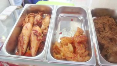 Padang mutfak veya nasi kapau tipik bir Padang vitrininde, sokak yemeği
