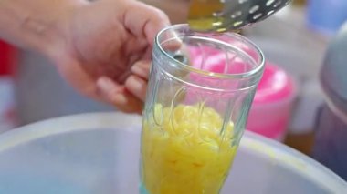 Bir bardağa dawet cendol koymak, sokak yemeği