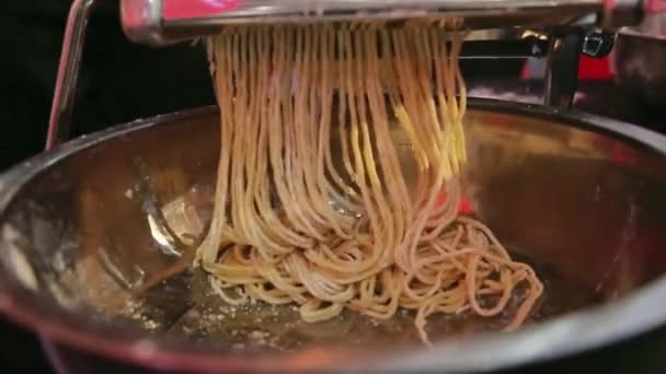 Noodles Maken Met Handbediening Straatvoedsel — Stockvideo