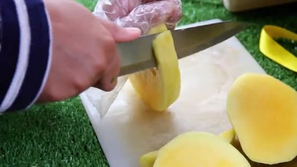 カッティングボードにナイフを使用してスライスされているマンゴー ストリートフード — ストック動画