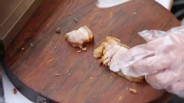 Domuz Eti Kesme Tahtasındaki Bıçakla Parçalara Ayrılıyor — Stok video