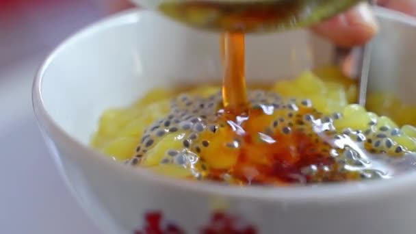 Umieszczenie Jawajskiego Cukru Misce Lodowatego Cendolu Ulicznego Jedzenia — Wideo stockowe