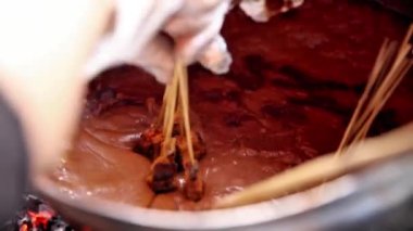 Satay Padang tipik bir Sate Padang sosuna batırılmış, sokak yemeği.