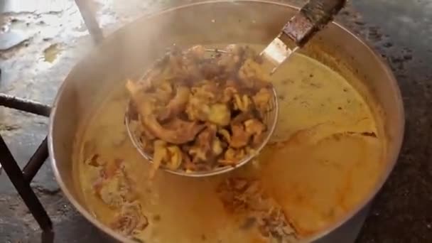 舌のための牛肉は大きな鍋に移されます ストリートフード — ストック動画