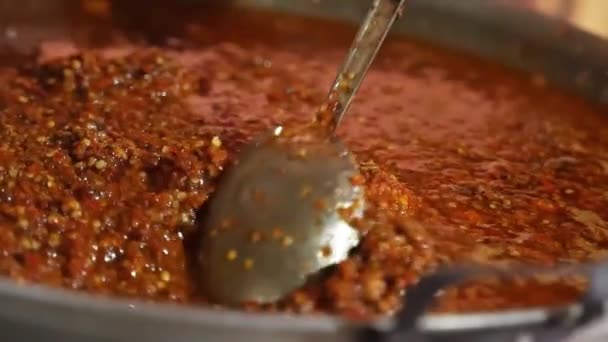 Salsa Chile Está Cocinando Muy Cerca Comida Callejera — Vídeo de stock