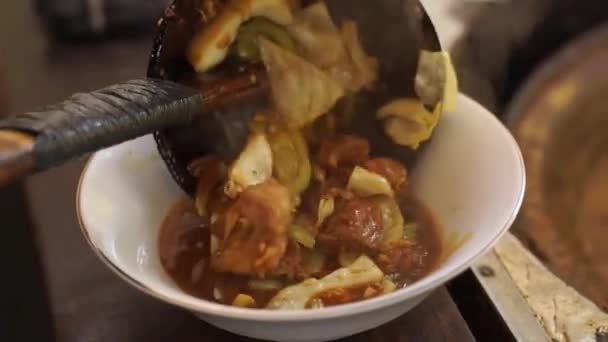 同生牛肉煮熟 放在碗里 街上吃 — 图库视频影像