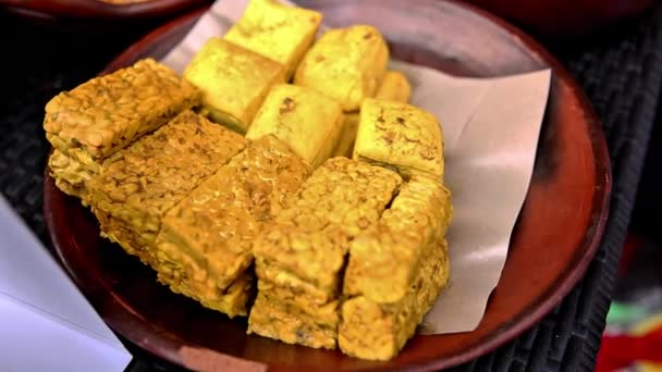 Tofu Och Tempeh Gult Redo Att Stekas Street Food — Stockvideo