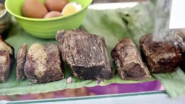 Biftek ve sığır eti çorbası ve sokak yemeği için vitrinde satay..