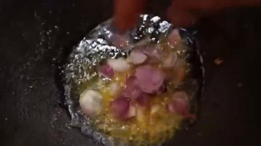 Kızartma tavasında tongseng bifteği, sokak yemeği.