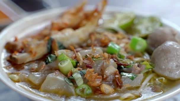 Bandung Shake Noodles Complete Fillings Chicken Feet Meatballs Street Food — Stock Video