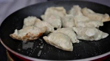 Arkadan iş çevirene kadar kuotie kızartmak, sokak yemeği