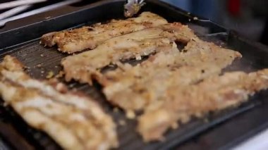 Izgara domuz eti, sokak yemeği videosu.