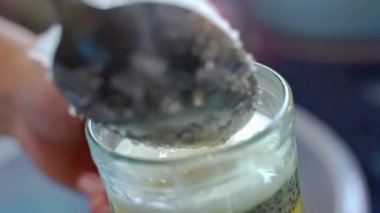Bir bardağa buz koymak Cendol, sokak yemeği