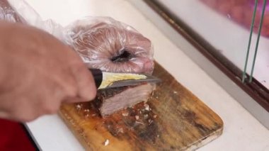 Bifteği alıp soto ve sokak yemeği için dilimliyorum..