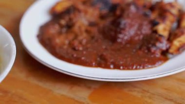 Tongseng krakere batırılmış bir kase, sokak yemeği.