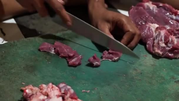 Por Lado Cortar Carne Trozos Pequeños Para Satay Carne Res — Vídeos de Stock