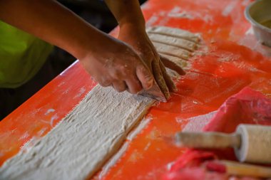 Cakwe 'nin hamuru parçalara ayırma işleminin fotoğrafı