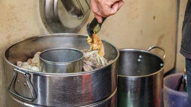 Tipik Bandung Cuanki Köfte Çipleri kaldırılırken çimdikleniyor