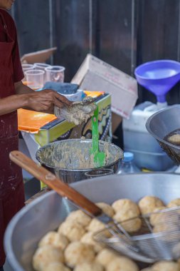 Orta pişmiş köfteler kızartma için toplara dönüşür.