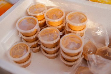 Otak otak sosu ya da baharatı hazır ve satılmaya hazır.