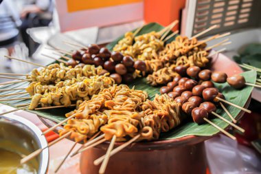 Tavuk bağırsağı satay ve bıldırcın yumurtası satay yakın plan görüntüsü.