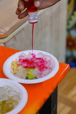 Garut 'un imzası olan karışık buz daha çekici görünmesi için şurup veriliyor.