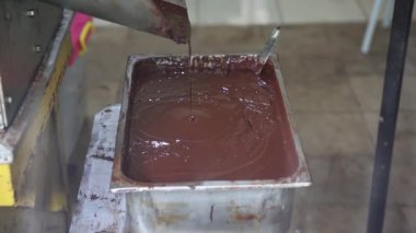 Fabrikada çikolata yapan makinenin kapağını kapatın.