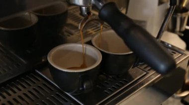 Kahve makinesinde sıcak kahve yapma süreci.
