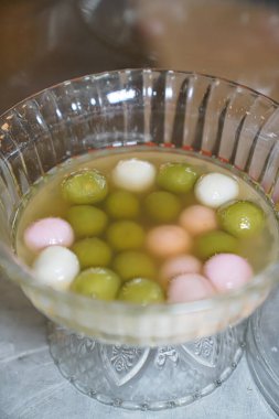 Pişirilen pasta kalıbının kapağını açıyorum, kue maymunu.