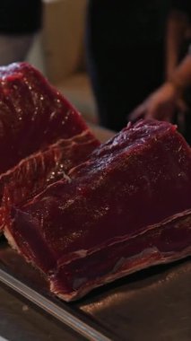 Japon balık restoranında dikey görüntülü ton balığı eti, ton balığı. Japon restoranında taze balık