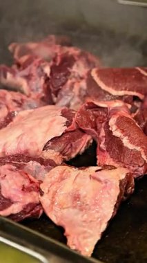 Sıcak tavada pişirilmiş çiğ et, yemek videoları, tarifler, yemek videoları, yemek pişirme videoları ve restoran videoları için mükemmel...