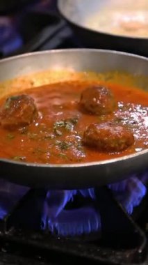 Fırında domates sosuyla pişirilmiş. İtalyan yemekleri, yemek tarifi videoları, restoran videoları, yemek sunumları ve yemek pişirme dersleri için mükemmel.