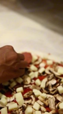 Elle pizzaya et dilimleri eklemek, yemek videoları, restoran promosyonları ve lezzetli ilham kaynakları için yemek pişirme dersleri için mükemmel..