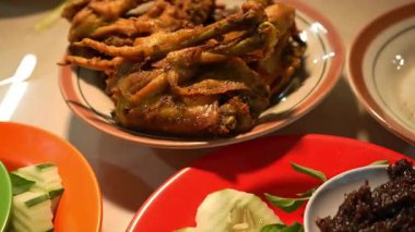 Kızarmış tavuk, salatalık ve siyah sos yemek videoları, restoran videoları veya yemek tarifleri için lezzetli bir kombinasyondur.