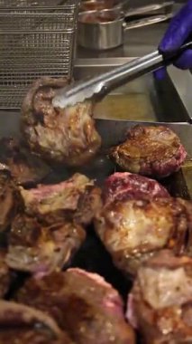 Izgara etin maşayla kapatılması yemek videoları, restoran videoları, BBQ ürün promosyonları ve aşçılık dersleri için uygundur. Canlı ve iştah açıcı..