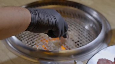  Kömürlü metal ızgara barbekü ve ev yemekleri için idealdir. Yemek videoları, yemek tarifleri ya da ızgara ipuçları için mükemmeldir...