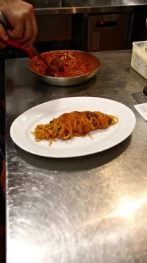 Mutfak masasında sarı peynirli spagetti tenceresi. Yemek videoları, yemek tarifi videoları ve İtalyan mutfak videoları için uygundur.