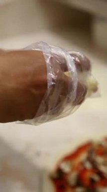 Pizzaya elle peynir ekleyin; yemek videoları, restoran videoları, pişirme videoları ve İtalyan gıda pazarlama malzemeleri için mükemmel.